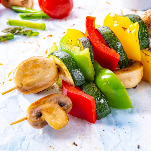 Vegetarische Spieße Mit Champignons Paprika Und Zucchini Zum Grillen — Stockfoto