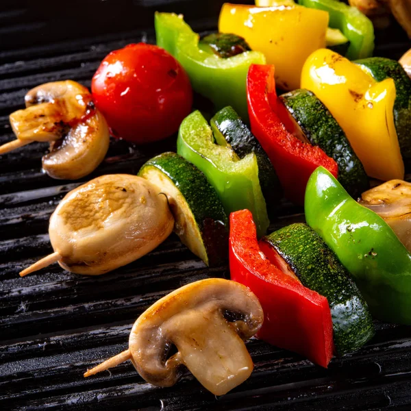 Rustikales Gemüse Schaschlik Mit Grünem Spargel Und Paprika — Stockfoto