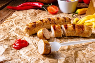 rustik sosisleri pommes ve sıcak ketçap ile