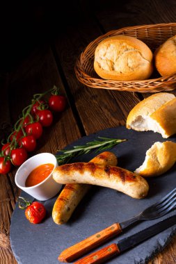 rustik sosisleri ketçap ve taze rulo