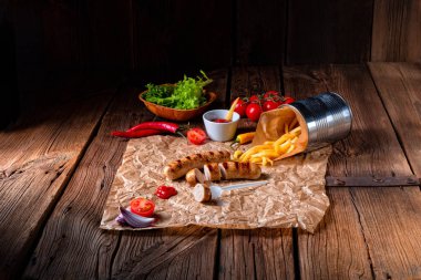 rustik sosisleri pommes ve sıcak ketçap ile