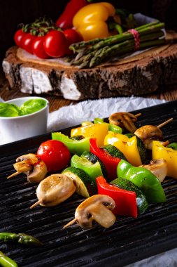 rustik sebze Şaşlık yeşil kuşkonmaz ve kırmızı biber ile