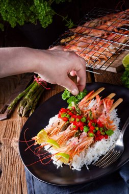 Kırmızı salsa ve yeşil kuşkonmaz ile ızgara kırmızı Arjantinli karides