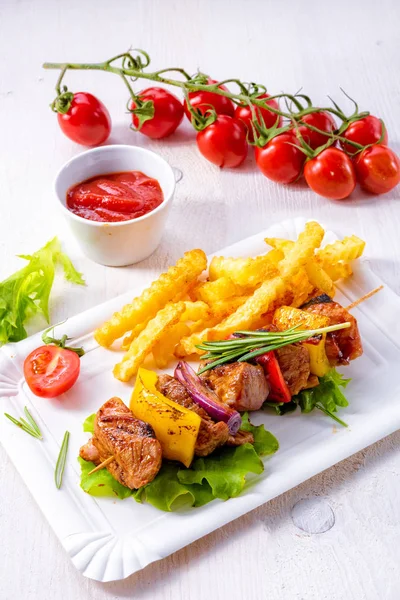 Pinchos Shish Kebab Con Carne Jamón Marinado Pimentón Cebolla Roja —  Fotos de Stock