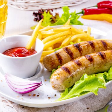 cips ve bira ile ızgara domuz sucuğu