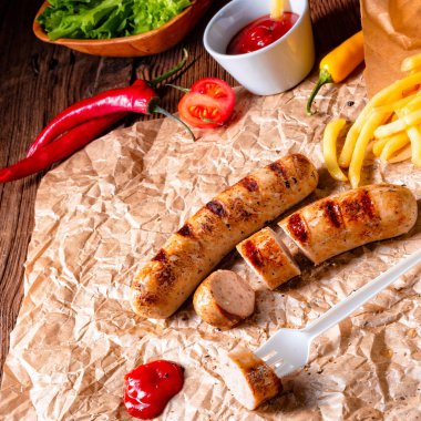 rustik sosisleri pommes ve sıcak ketçap ile