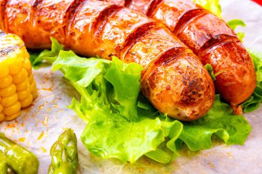 ızgara krakauer sosis haşlama Mısır ve yeşil salata ile