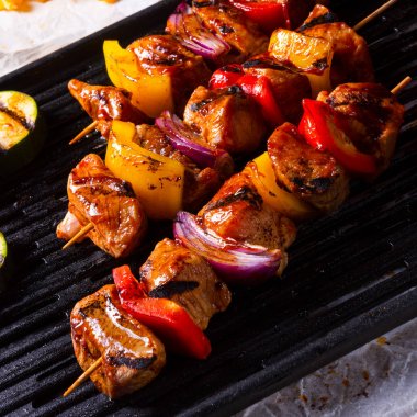 Rustik şiş kebap şişleri Marine jambon eti kırmızı biber ve kırmızı soğan