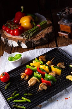 rustik sebze Şaşlık yeşil kuşkonmaz ve kırmızı biber ile