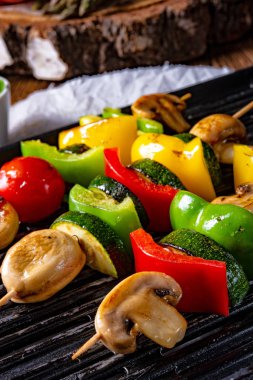 rustik sebze Şaşlık yeşil kuşkonmaz ve kırmızı biber ile