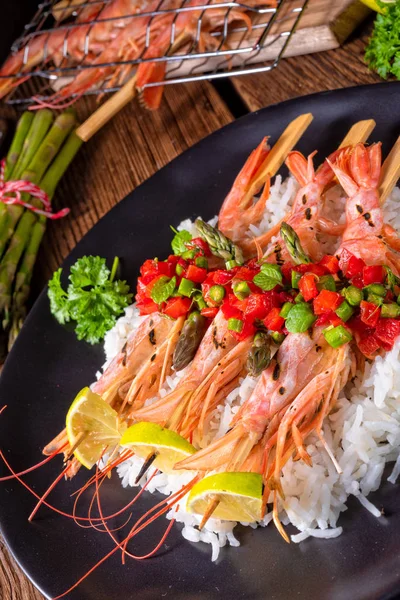 Camarões Argentinos Vermelhos Grelhados Com Salsa Vermelha Espargos Verdes — Fotografia de Stock