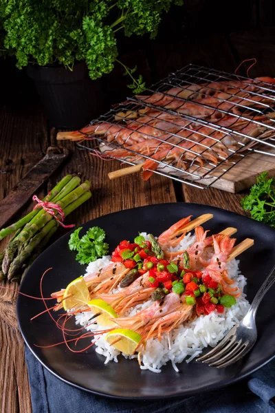 Camarones Argentinos Rojos Parrilla Con Salsa Roja Espárragos Verdes — Foto de Stock