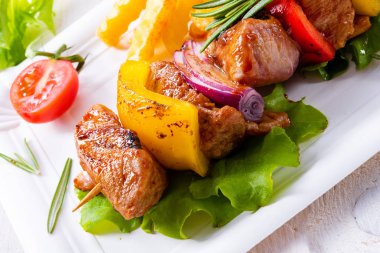 şiş kebap şişleri Marine jambon eti kırmızı biber ve kırmızı soğan