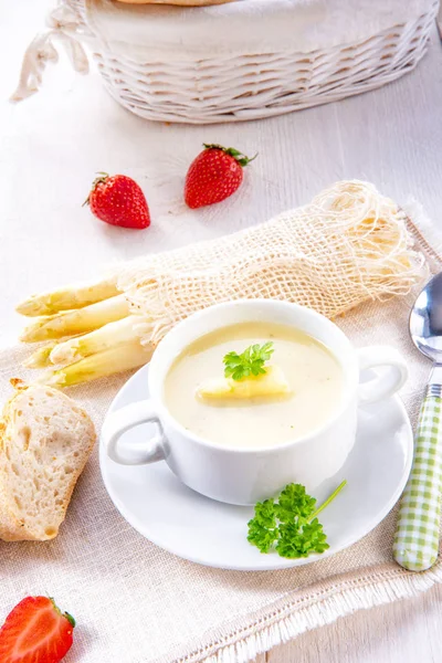 Sopa Crema Espárragos Con Alcaparras Baguette Fresca —  Fotos de Stock