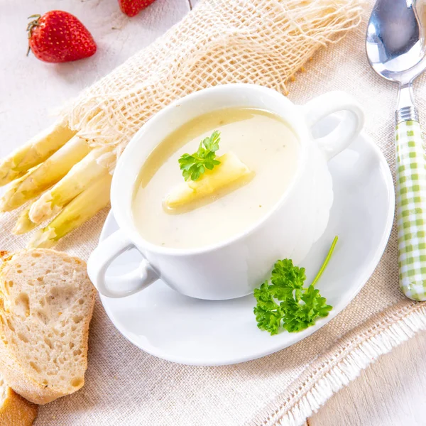 Spargelcremesuppe Mit Kapern Und Frischem Baguette — Stockfoto