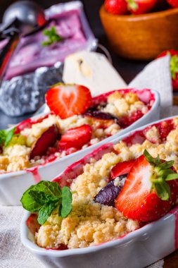 vanilyalı puding ve dondurma ile çilekli tart