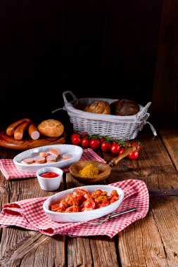 Köri soslu taze ve lezzetli sosis