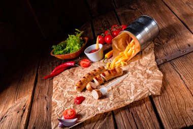 rustik sosisleri pommes ve sıcak ketçap ile