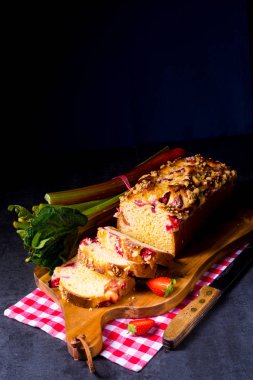 ravent, çilek ve streusel ile ev yapımı kahvaltımızda