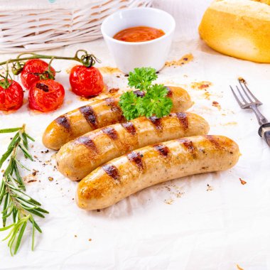 lezzetli domuz sucuğu ketçap ve taze rulo