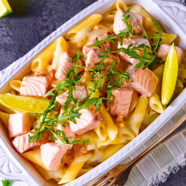 Sabroso Salmón Con Fideos Penne Rúcula —  Fotos de Stock