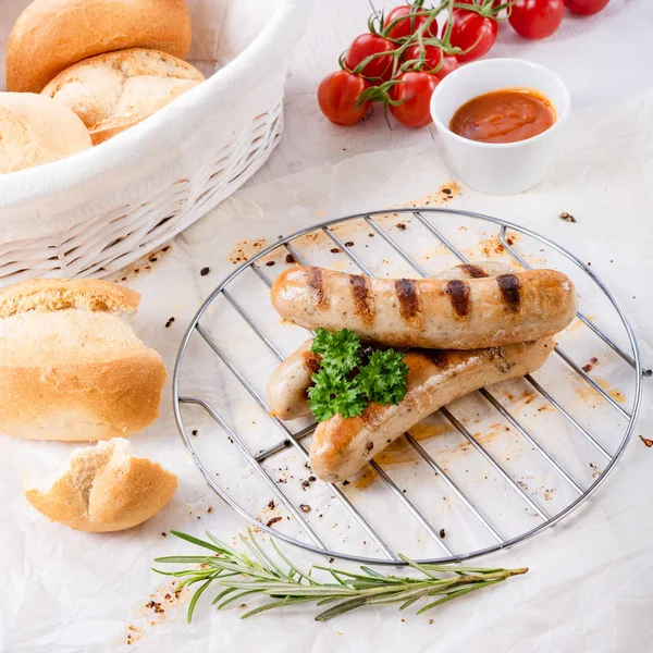 Läckra Bratwurst Med Ketchup Och Färska Rullar — Stockfoto