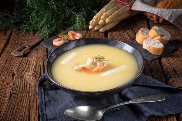 Heerlijke Asperges Crème Soep Met Garnalen Verse Dille — Stockfoto