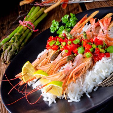 Kırmızı salsa ve yeşil kuşkonmaz ile ızgara kırmızı Arjantinli karides