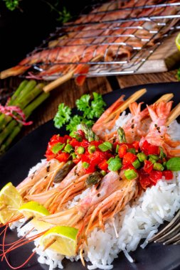 Kırmızı salsa ve yeşil kuşkonmaz ile ızgara kırmızı Arjantinli karides