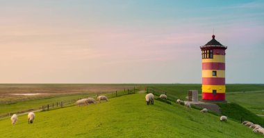 Doğu Frisian kıyısındaki güzel bir deniz feneri