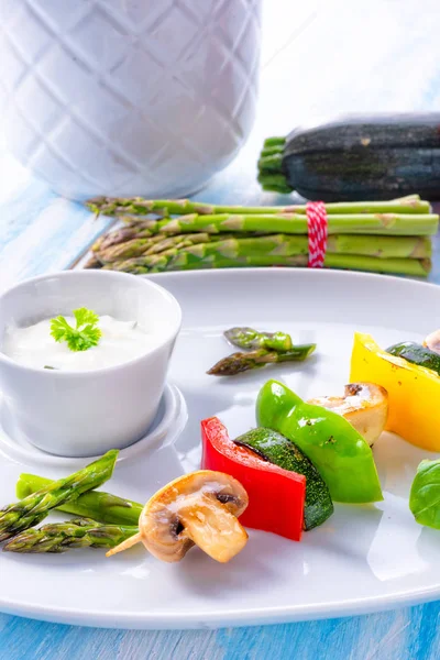 ヨーグルトとニンニクのソースと野菜のシャシリク ベジタリアン — ストック写真