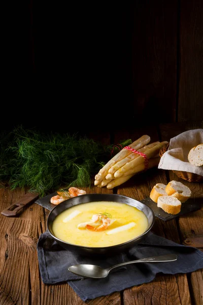 Deliziosa Zuppa Crema Asparagi Con Gamberi Aneto Fresco — Foto Stock