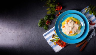 Sonbahar körili pilav ve soslu tavuk göğsü.