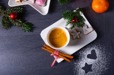 Renkli Noel bisküvileriyle sıcak çikolata