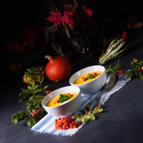 Köstliche Kürbissuppe Mit Croutons Und Kokosmilch — Stockfoto