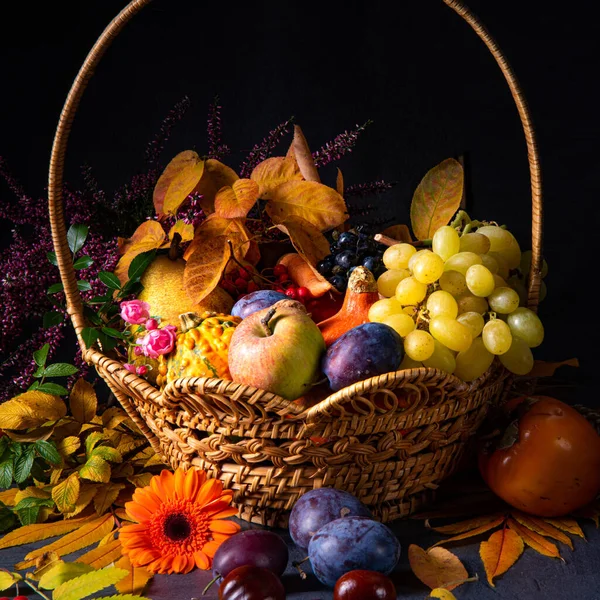 Herbstliches Füllhorn Rundem Korb — Stockfoto