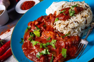 Hint Tavuğu Tikka Masala ve yabani pirinç.