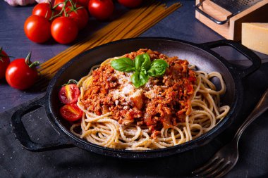 Domates soslu ve kıymalı kepekli spagetti.