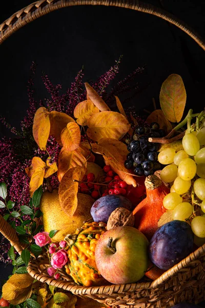 Herbstliches Füllhorn Rundem Korb — Stockfoto