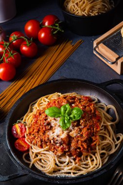 Domates soslu ve kıymalı kepekli spagetti.
