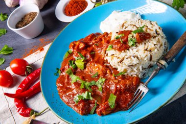 Hint Tavuğu Tikka Masala ve yabani pirinç.