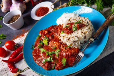 Hint Tavuğu Tikka Masala ve yabani pirinç.
