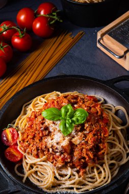 Domates soslu ve kıymalı kepekli spagetti.