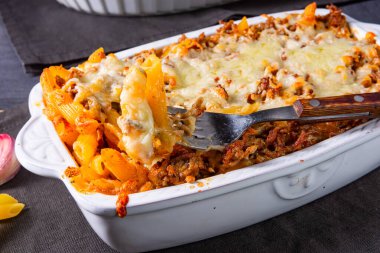 Erişte, peynirli kıymalı et güveci.