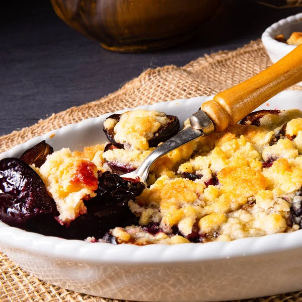 Poda de canela com crumble — Fotografia de Stock