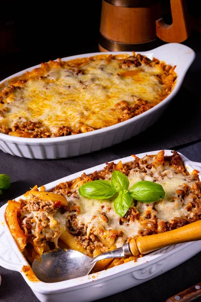 Fideos, cazuela de carne picada con queso —  Fotos de Stock