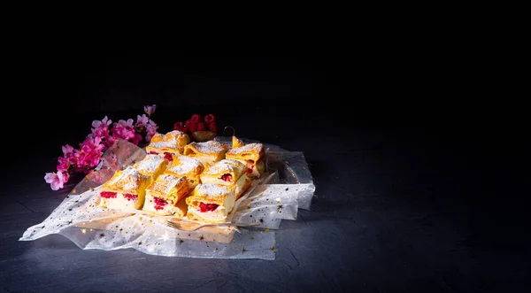 Karpatka - um delicioso bolo de pudim polonês — Fotografia de Stock