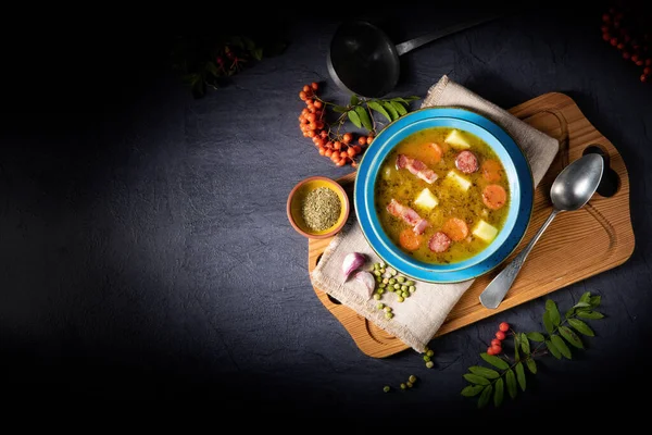 Polnische Erbsensuppe (Grochowka) mit geräuchertem Speck und Wurst — Stockfoto