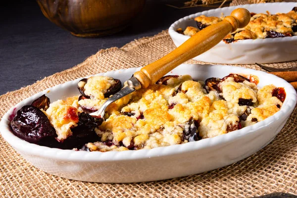 Cinnamon prunes with crumble — Stock Photo, Image