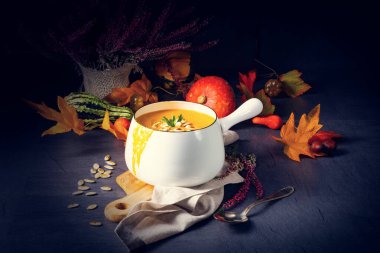 Kavrulmuş kabak çekirdeği ve tohum yağı ile kabak kremalı çorba.